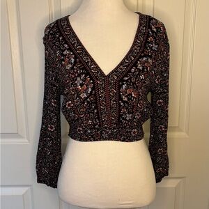 American Eagle Outfitters Black Floral V-Neck Cropped Top